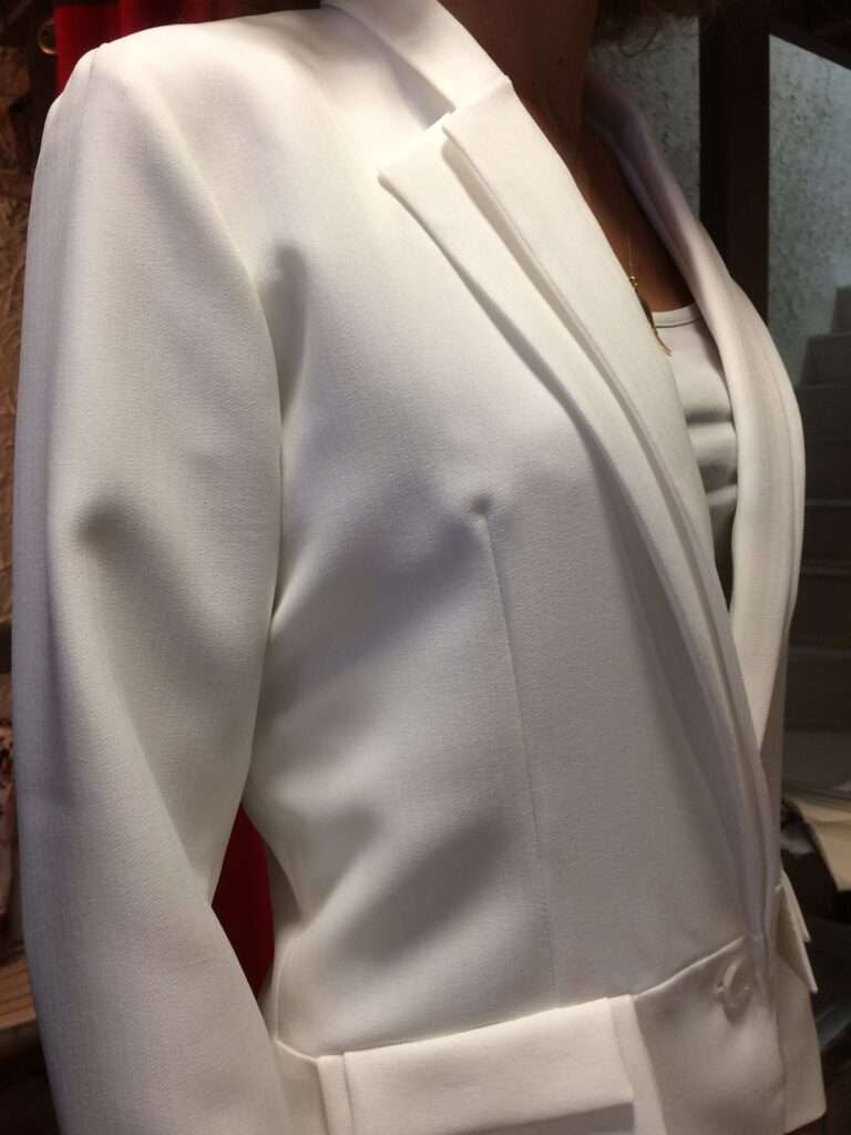 détail-veste-femme-blanche