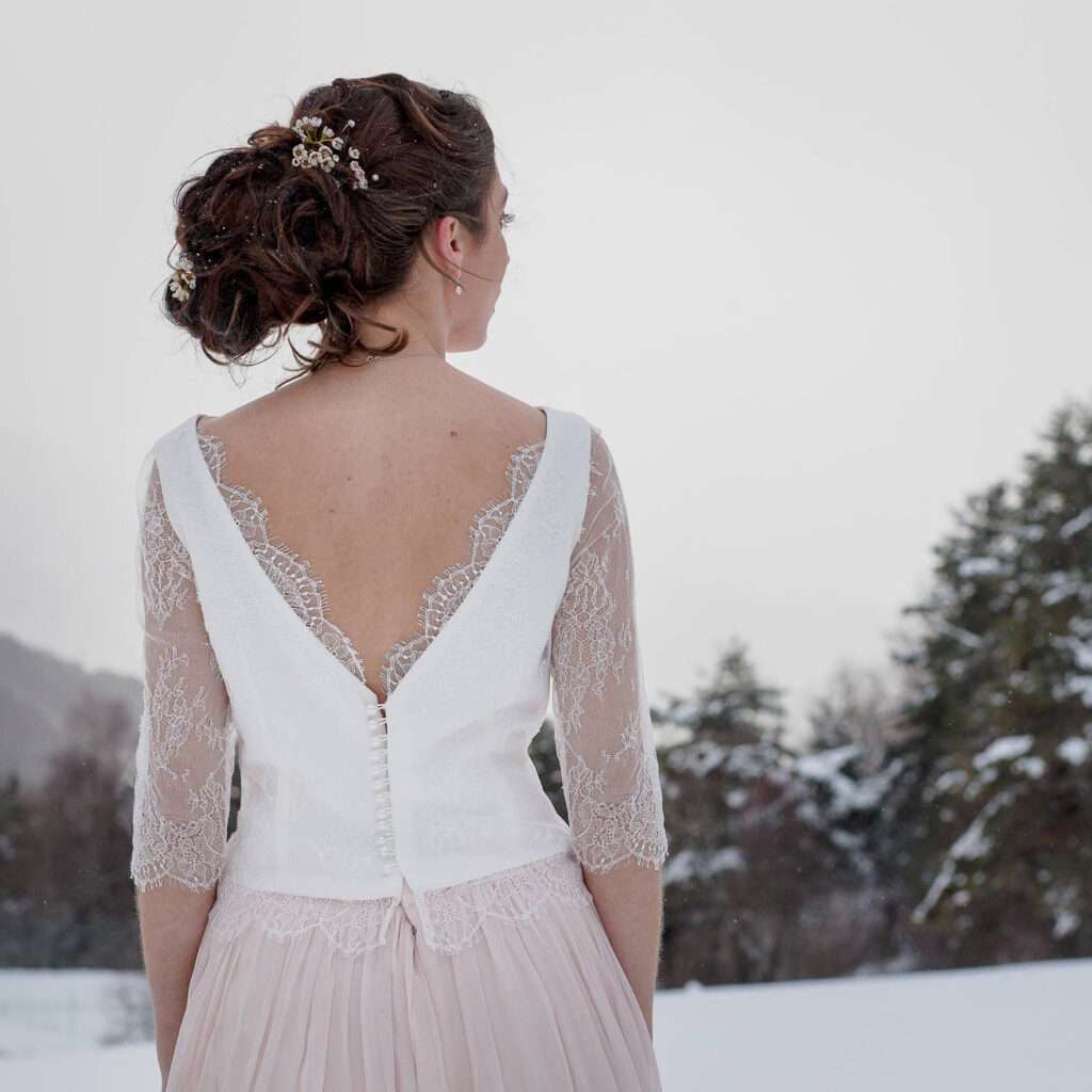 Ensemble mariée hiver voile de soie rose poudré dentelle chantilly