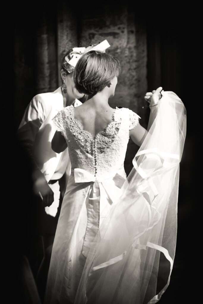 Robe de mariée doupion soie dentelle de calais rebrodée mancherons en dentelle