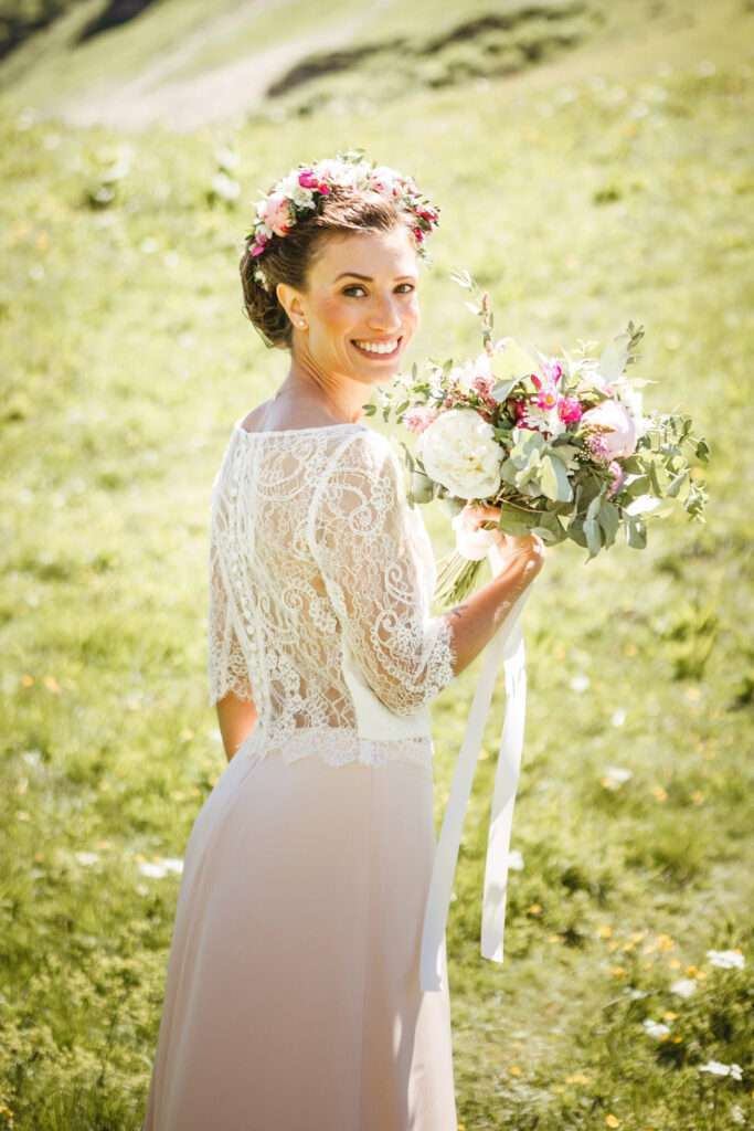 robe-de-mariee-en-dentelle-de-calais-crepe-de-soie-rose-poudre