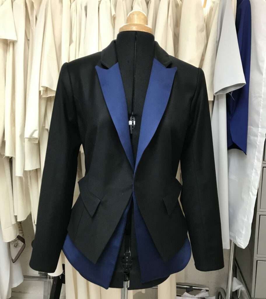 Veste femme sur-mesure originale en drap de laine noir et bleu