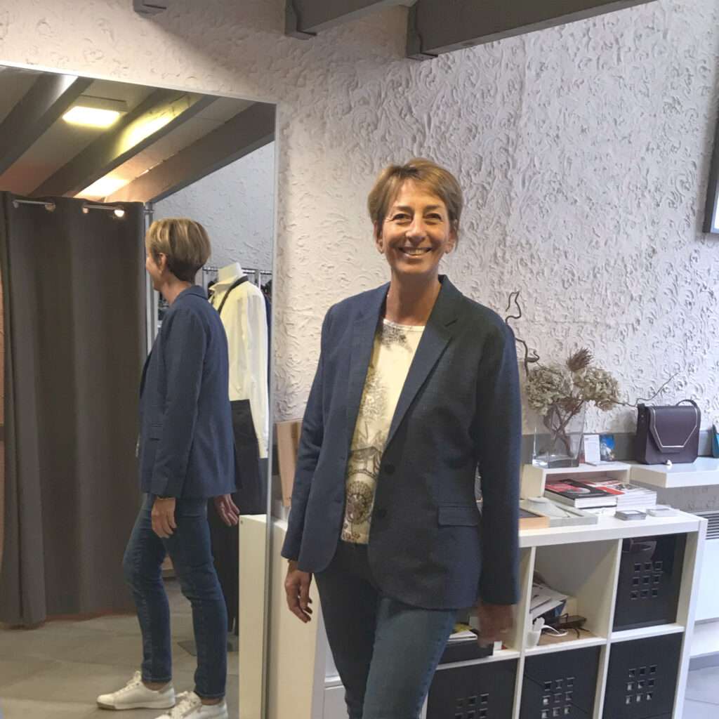 Veste tailleur femme sur-mesure en drap de laine italien bleu